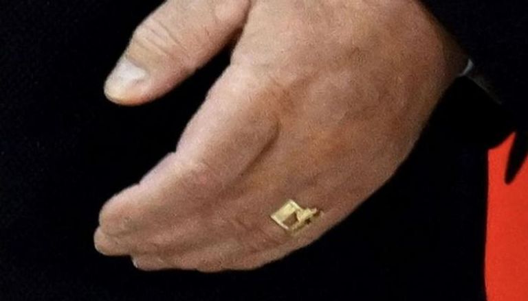 أحد القادة يرتدي خاتما هدية من بوتين
