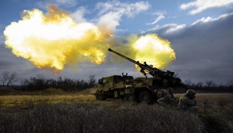 جنود أوكرانيون يطلقون النار باتجاه المواقع الروسية شرق أوكرانيا 