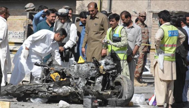 أفراد أمنيون يحققون في موقع هجوم انتحاري في إسلام أباد - أرشيفية