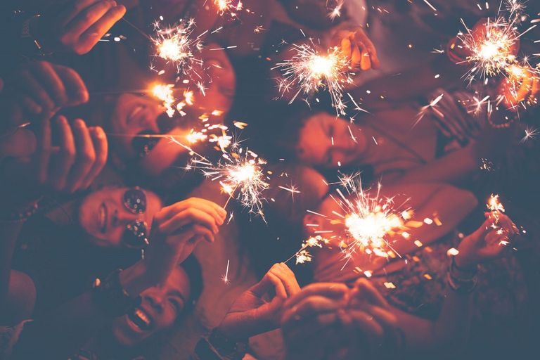 كتابة ورقة الأمنيات للسنة الجديدة عادة إيجابية - أرشيفية