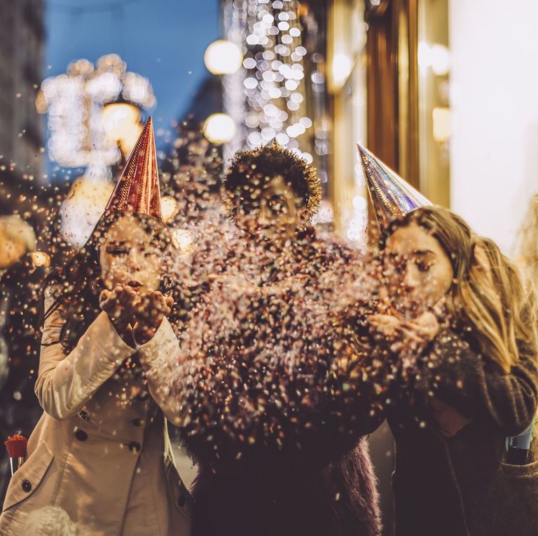 كتابة ورقة الأمنيات للسنة الجديدة عادة إيجابية - أرشيفية