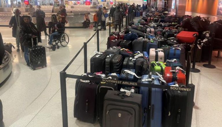 تكدس الحقائب داخل أحد المطارات الأمريكية