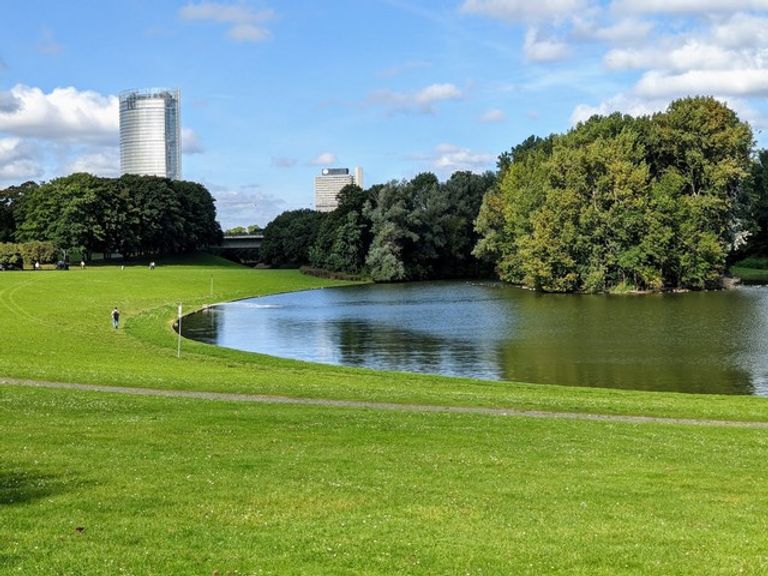 حديقة راينو أحد أماكن السياحة في بون ألمانيا أبرز المزارات السياحية في مدينة بون الألمانية