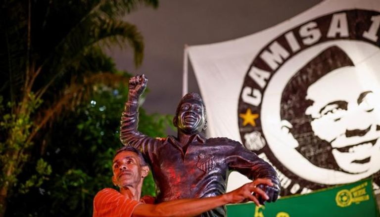 تمثال أسطورة كرة القدم البرازيلية بيليه في سانتوس- رويترز