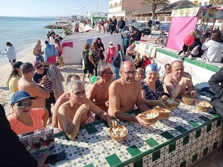 صورة للتونسيين وهم يسبحون في نهاية شهر ديسمبر