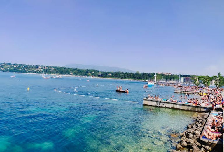 شاطئ "Bains des Paquis" أحد شواطئ سويسرا شواطئ سويسرا