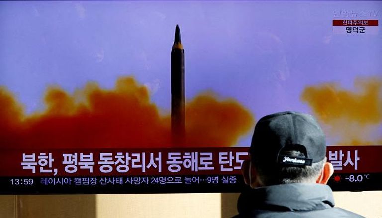 رجل يشاهد تلفزيونًا يبث تقريرًا إخباريًا عن إطلاق كوريا الشمالية صاروخًا باليستيًا
