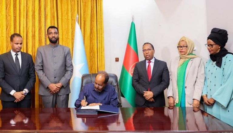 الرئيس الصومالي يوقع موازنة 2023