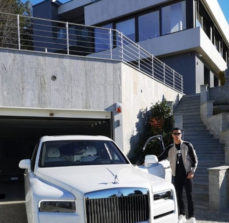 القصر من الخارج كريستيانو رونالدو ودوشان فلاهوفيتش