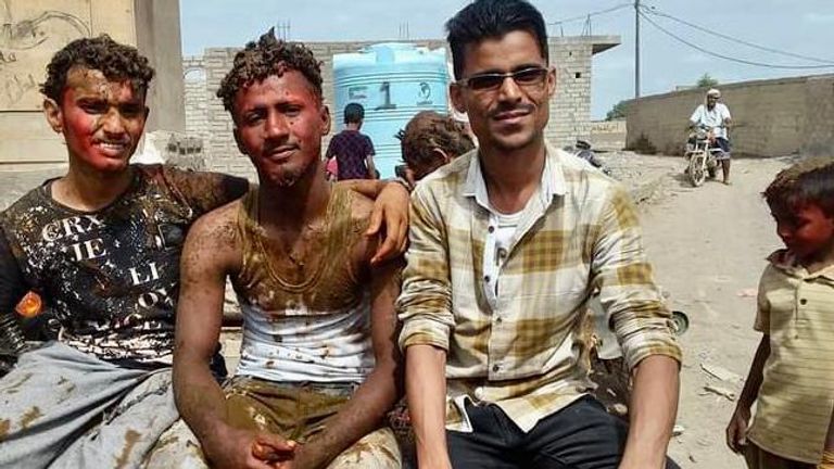 التراشق بكرات الحنّاء من تقاليد حفلات الزفاف في اليمن