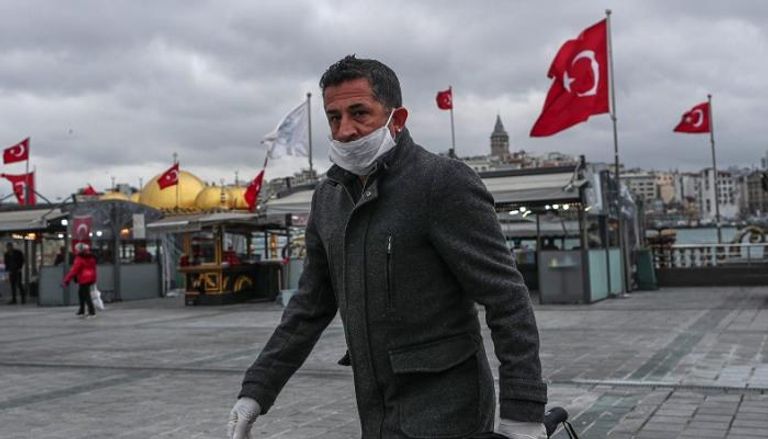 رجل يرتدي كمامة للوقاية من فيروس كورونا في تركيا