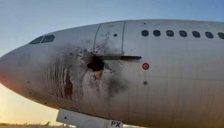 طائرة مدنية متضررة جراء قصف صاروخي استهدف مطار بغداد