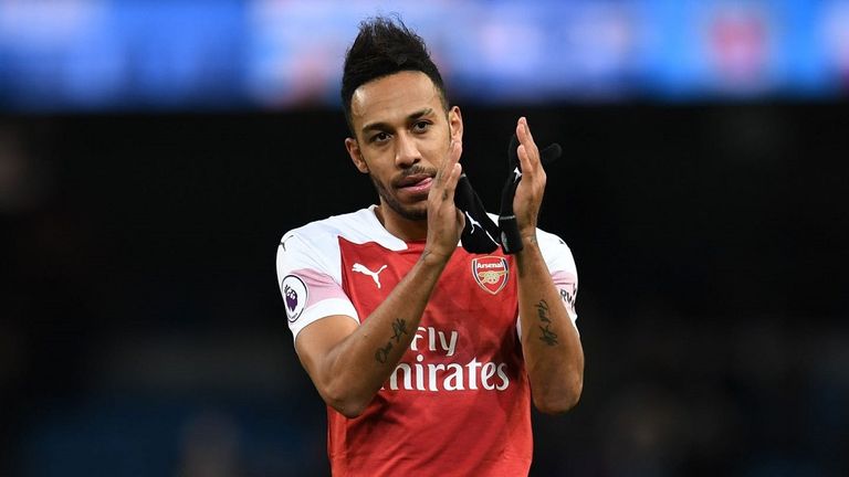 أوباميانج على أعتاب برشلونة بيير إيمريك أوباميانج مهاجم أرسنال السابق