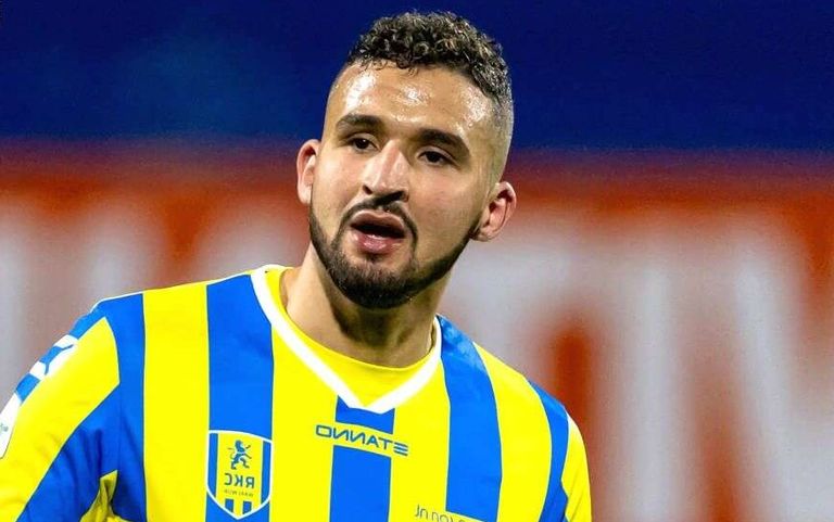 أحمد توبة مدافع منتخب الجزائر وفريق فالفيك الهولندي سفيان فيغولي لاعب منتخب الجزائر