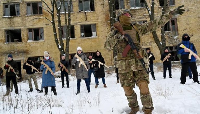 جندي أوكراني يدرب مدنيين على أسلحة خشبية- ا ف ب