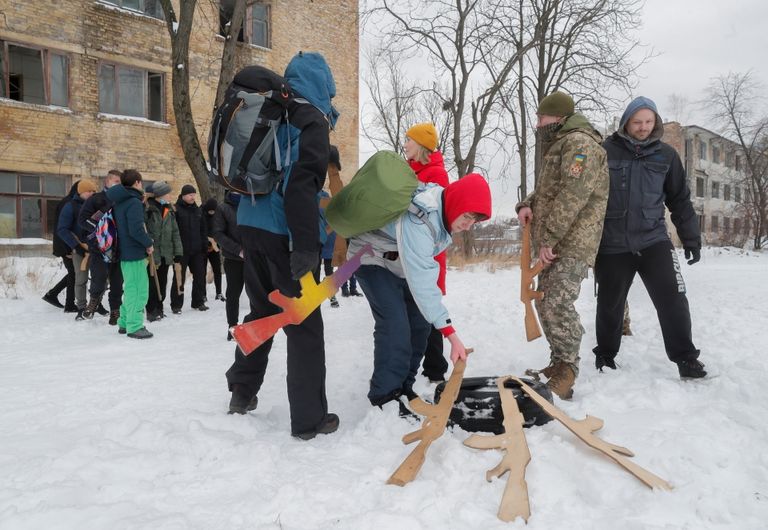 جندي أوكراني يدرب مدنيين على أسلحة خشبية- أ.ف.ب
