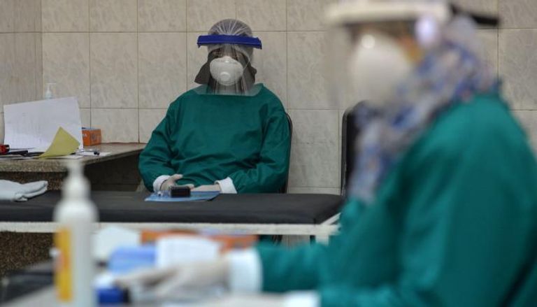 عاملة صحية في مصر داخل أحد مستشفيات عزل كورونا