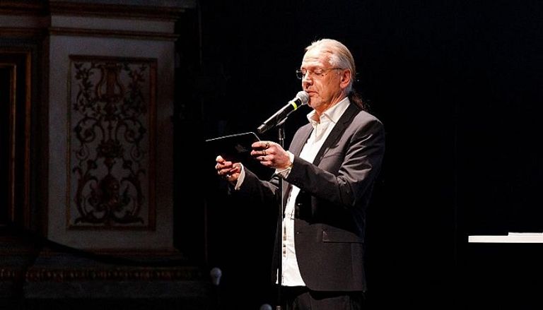 خبير التنويم المغناطيسي فريدريك برايستو قبيل بدء الفيلم