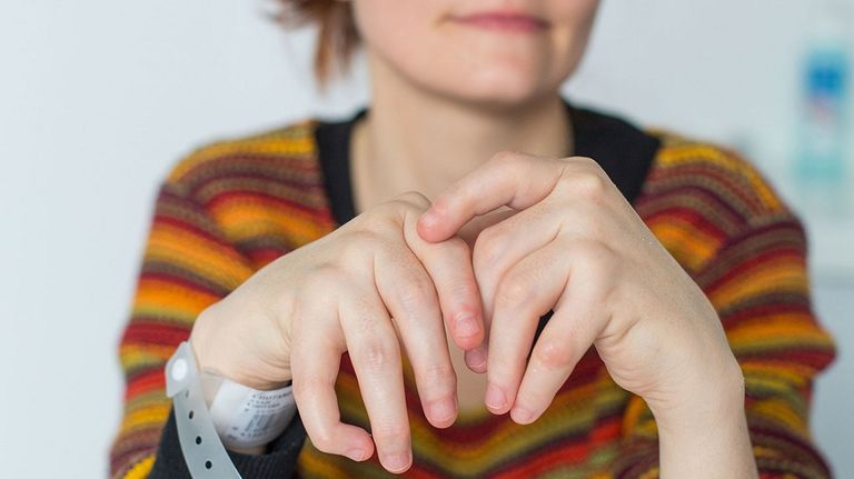 سيدة تعاني من آلام الروماتويد