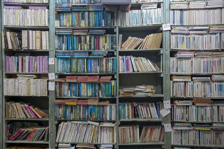 صورة لأرفف مكتبة نهج إنجلترا