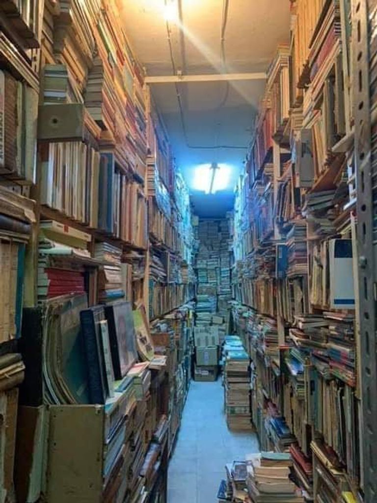 صورة لأرفف مكتبة نهج إنجلترا