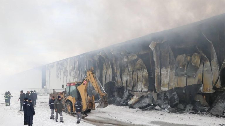 النيران مشتعلة بالمصنع