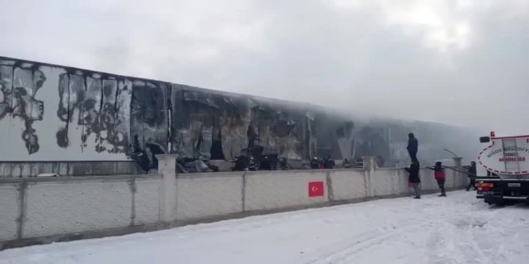 النيران مشتعلة بالمصنع