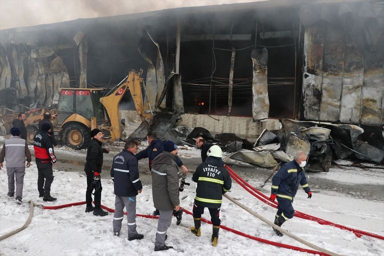 النيران مشتعلة بالمصنع