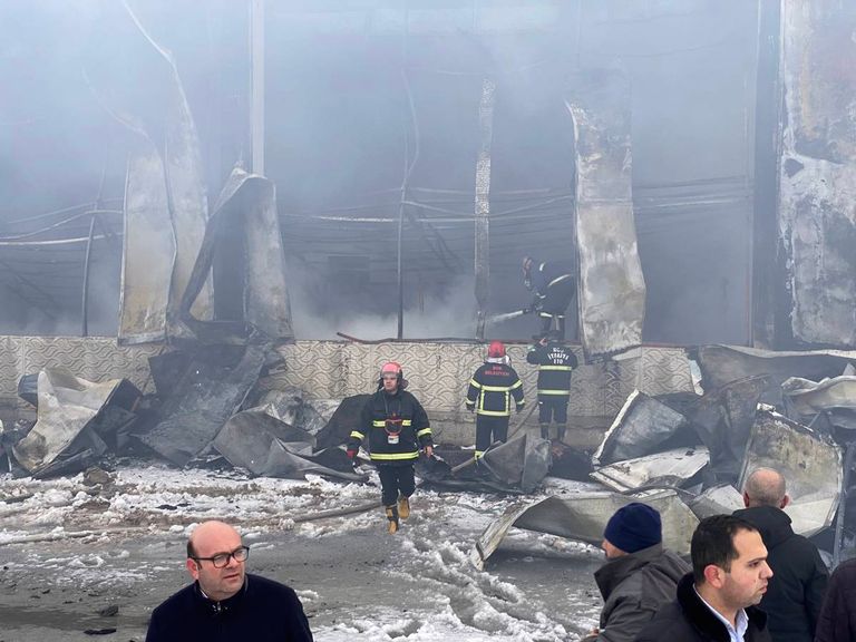 النيران مشتعلة بالمصنع