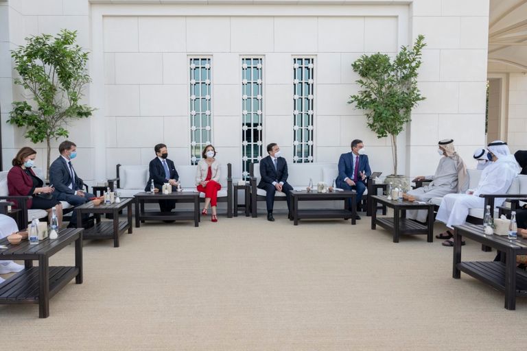 جانب من لقاء ولي عهد أبوظبي ورئيس وزراء إسبانيا