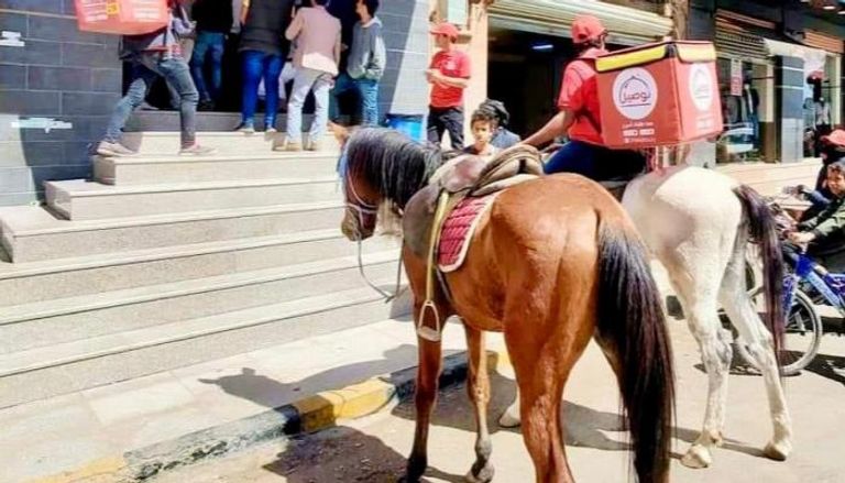 الخيول تتوقف أمام أحد المطاعم