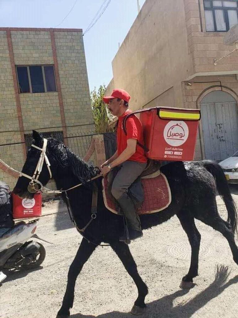 الخيول تتوقف أمام أحد المطاعم