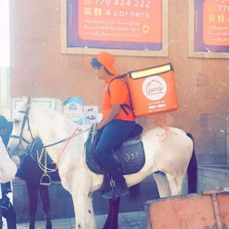 الخيول تتوقف أمام أحد المطاعم