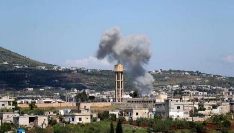 دخان يتصاعد من منطقة بسوريا تعرضت لقصف سابق