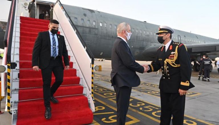 وزير الدفاع الإسرائيلي لدى وصوله إلى البحرين