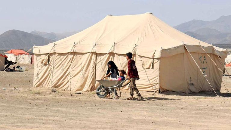 هجوم صاروخي على أحد المخيمات اليمنية