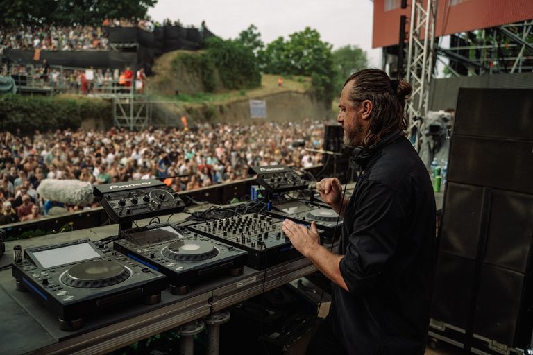 مهرجان إكزيت بتقنية الواقع الافتراضي عبر "إكسبو دبي".. الواقع الافتراضي كنز مُدر للسياحة في صربيا