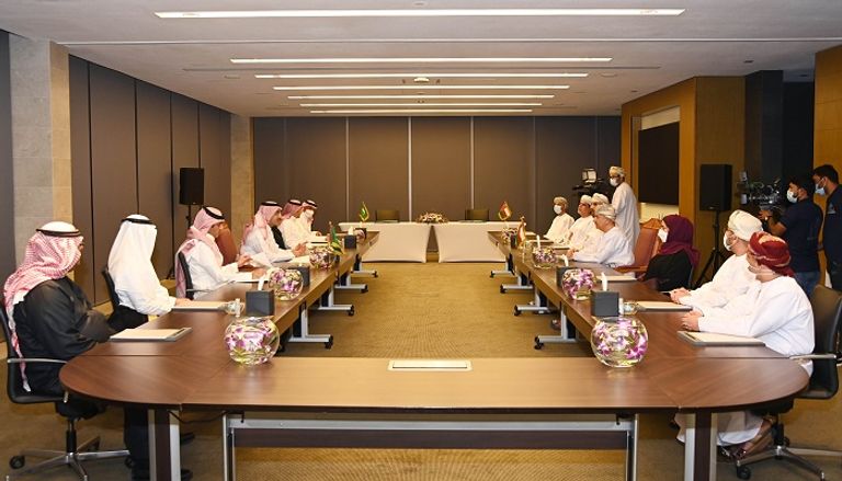 جلسة المباحثات بين وزارة المالية العمانية والصندوق السعودي للتنمية