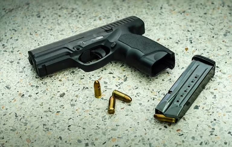 نسي النزيل مسدسه قبل المغادرة خدمة الغرف بالفنادق - أرشيفية