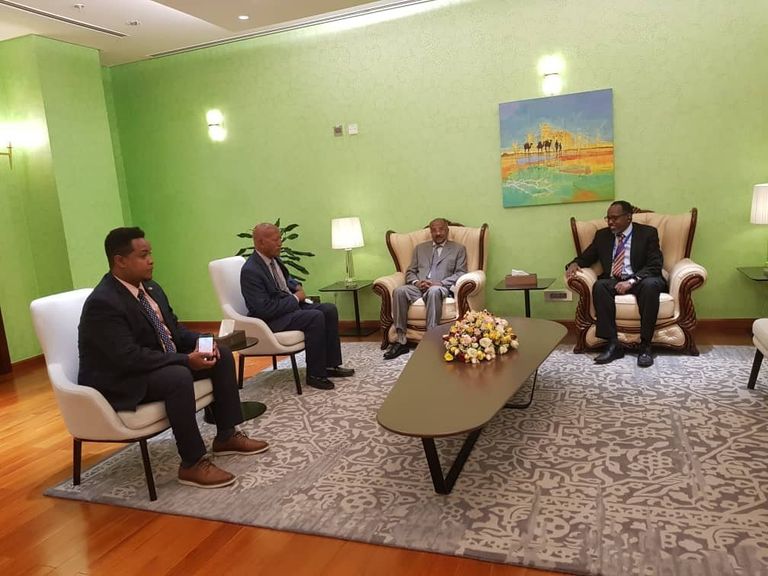 وزير الخارجية الإريتري عثمان صالح ومسؤول المراسم 