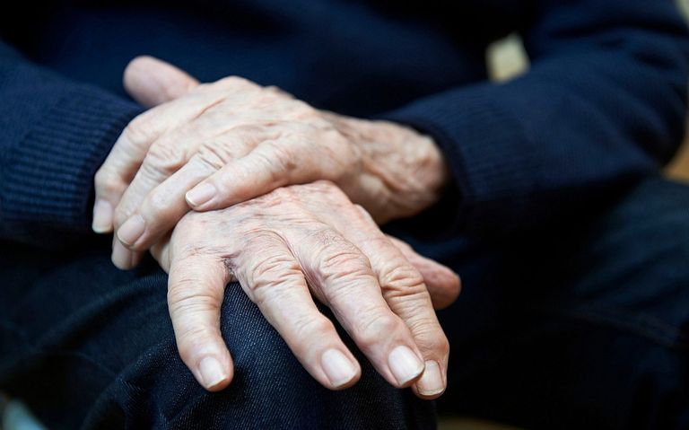 شخص مصاب بمرض باركنسون يتلقى دعما طبيا