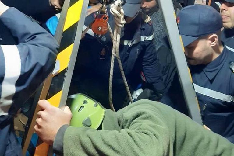 الطفل ريان داخل الحفرة المائية - كاميرا فرق الإنقاذ