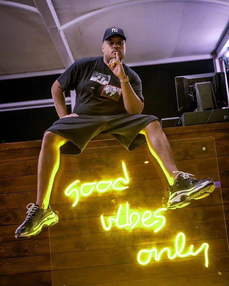 ياسين فواز مع مجموعة من عارضات الأزياء