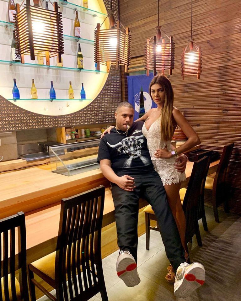 ياسين فواز مع مجموعة من عارضات الأزياء