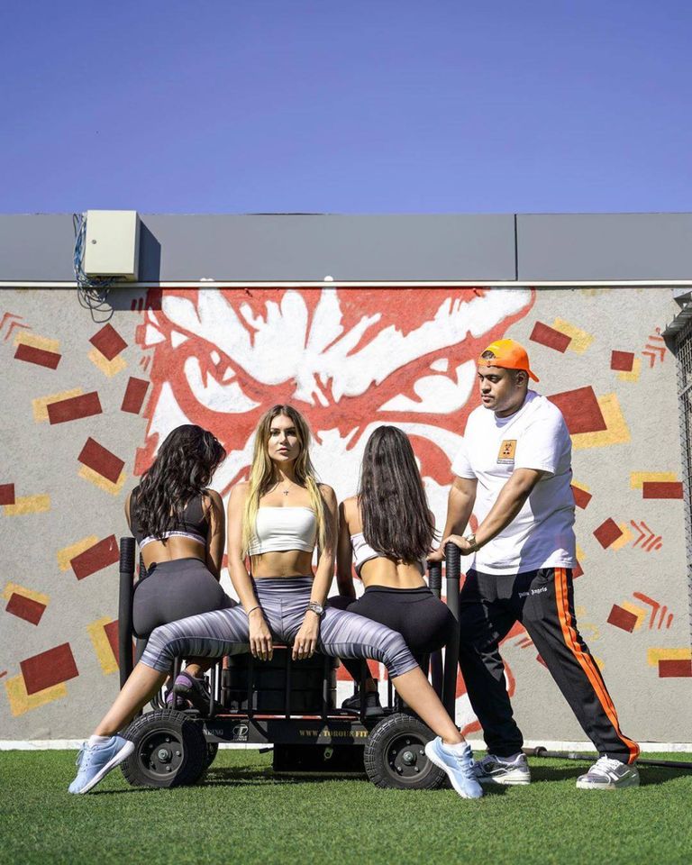 ياسين فواز مع مجموعة من عارضات الأزياء