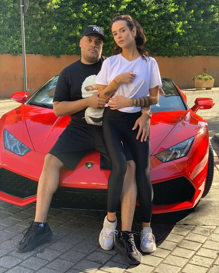 ياسين فواز مع مجموعة من عارضات الأزياء