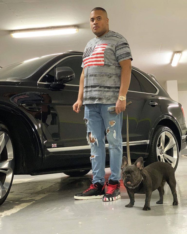 ياسين فواز مع مجموعة من عارضات الأزياء