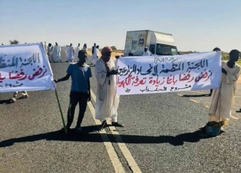 محتجون سودانيون يغلقون الطريق الرابط بين السودان ومصر