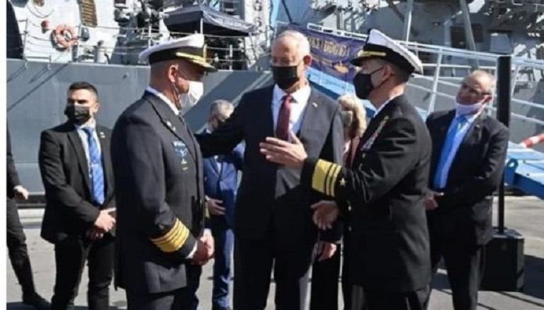 وزير الدفاع الإسرائيلي خلال زيارته مقر الأسطول الخامس الأمريكي في البحرين جانب من توقيع الاتفاقية