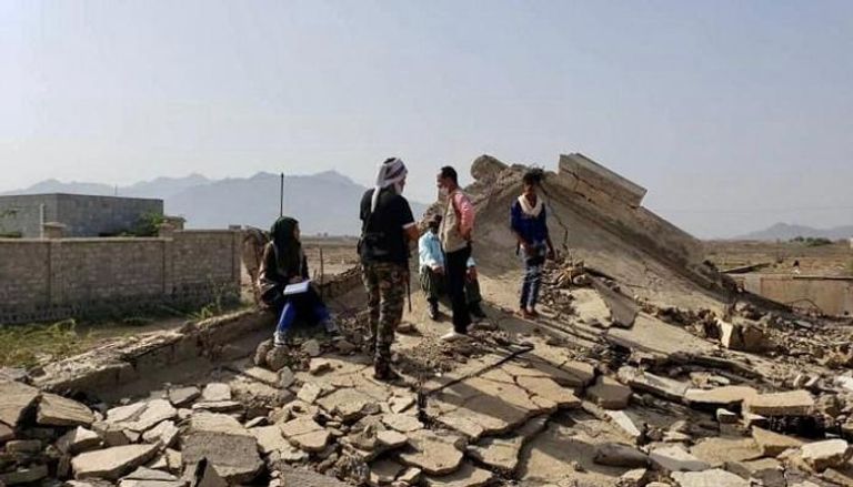 جانب من توثيق اللجنة الوطنية لمنازل فجرها وقصفها الحوثي بالحديدة ومأرب